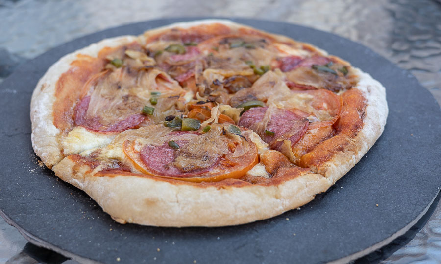 Salvadora pizza salame, tomate cebolla