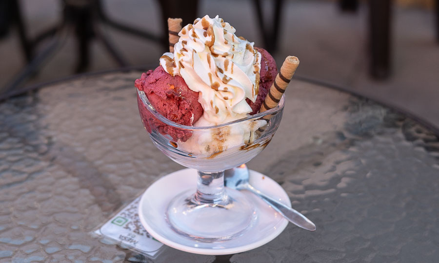 Copa de helado con crema