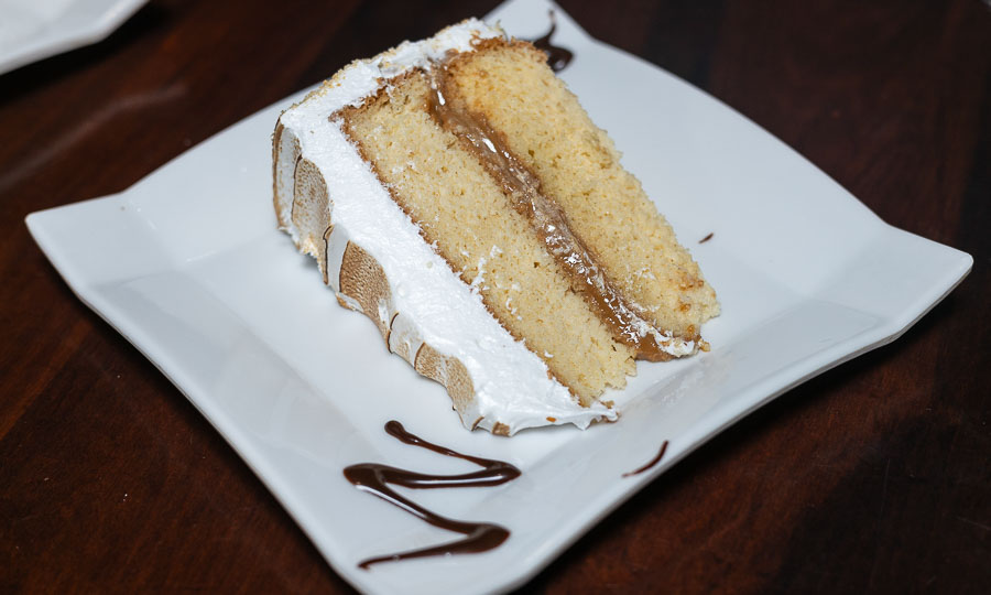 Torta de biscocho con merengue y manjar
