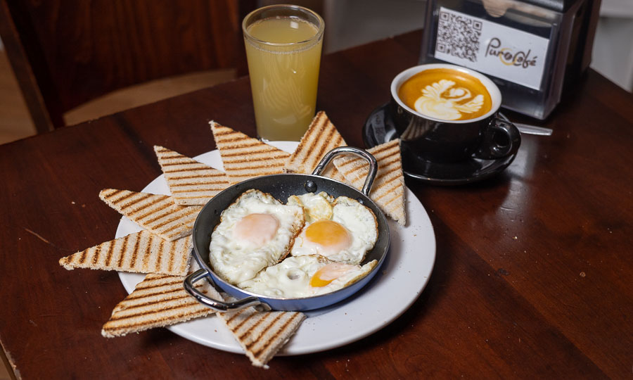 Desayuno Puro Caf: 3 huevos fritos, tostada, jugo y latte