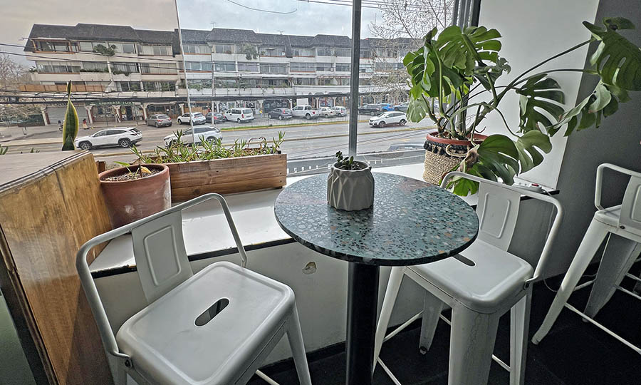 Las mesas interiores para comer en De Costa a Costa - De Costa a Costa - Vitacura