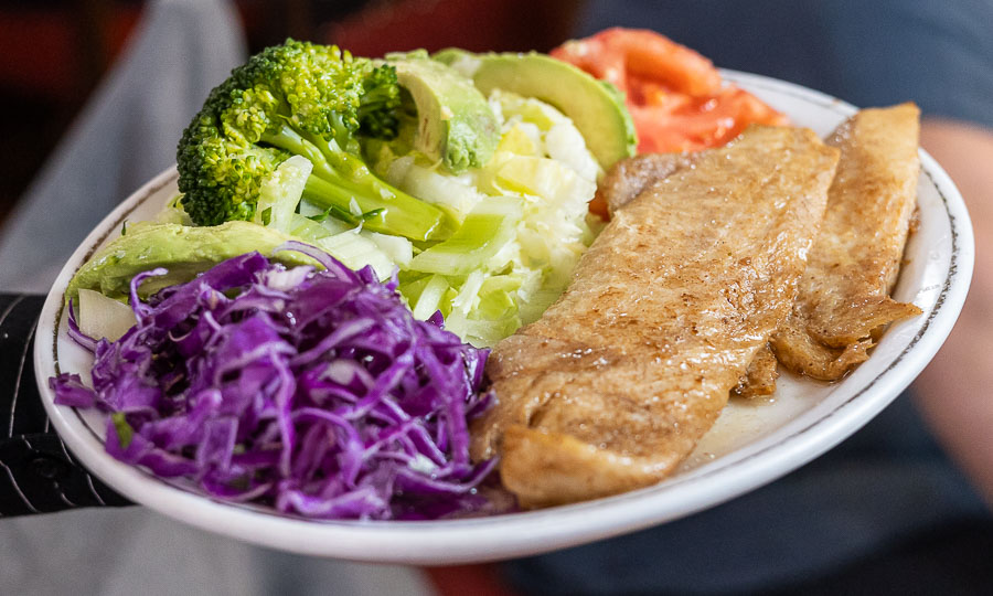 Una reineta con ensalada