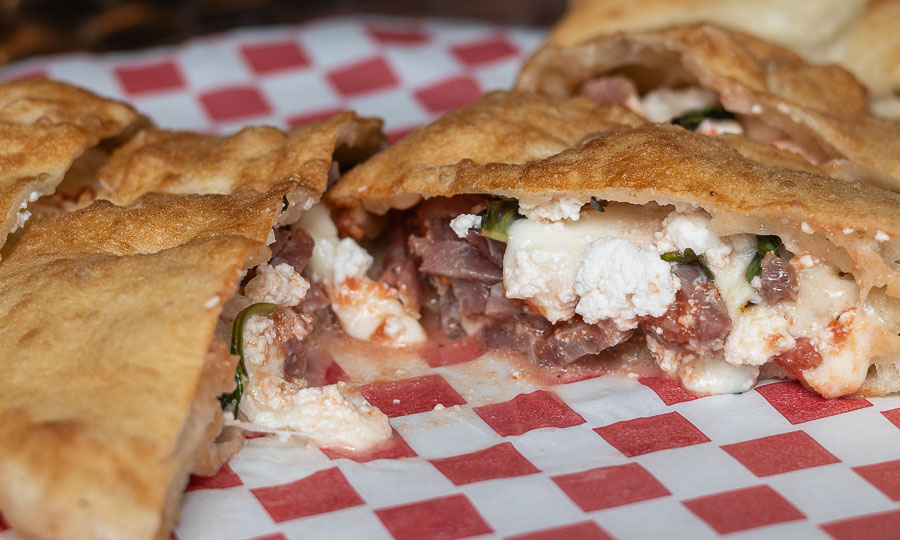 Pizza frita de salame, ideal para compartir 