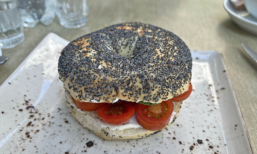 Bagel Caprese, pero con queso crema - Rincn Jules