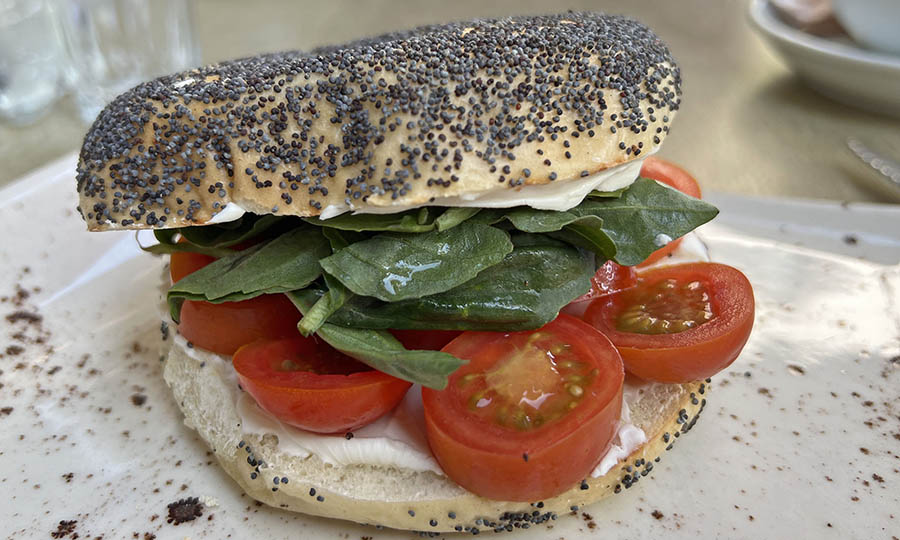 Bagel Caprese, pero con queso crema