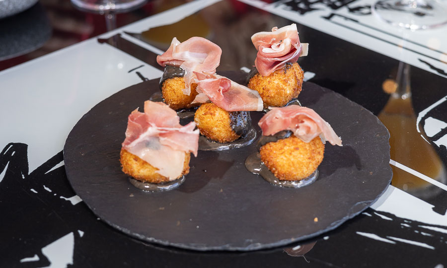 Modernas Croquetas de camarón pilpil y jamón serrano