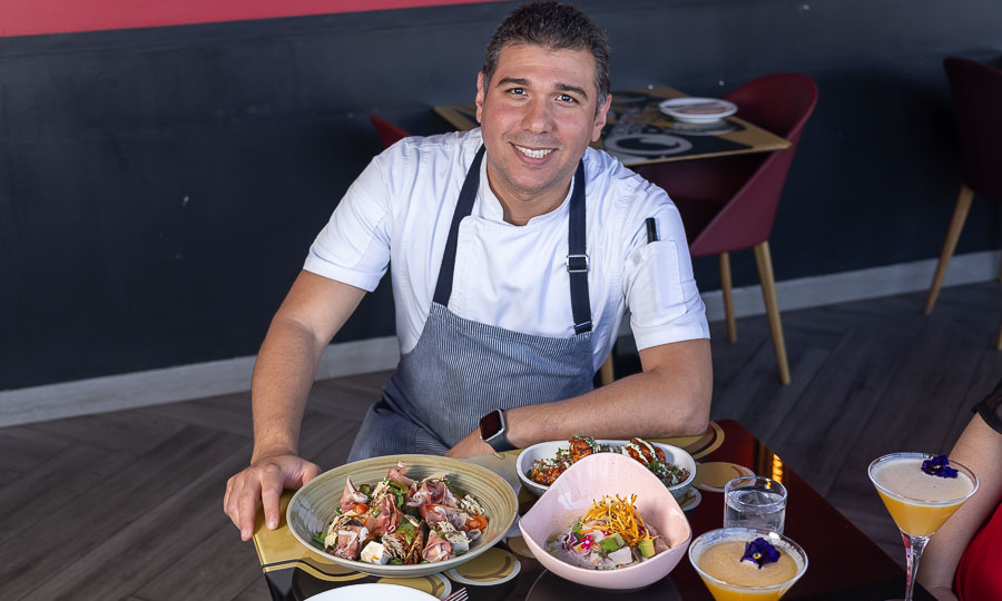 El Chef Ejecutivo Julio Cesar Cabrera presentando los platos