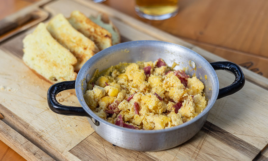 Paila de huevos con salame