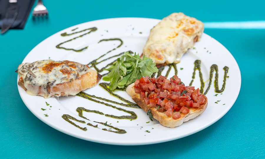 Trío de Bruschettas: De tomate, de champiñones y de cebolla
