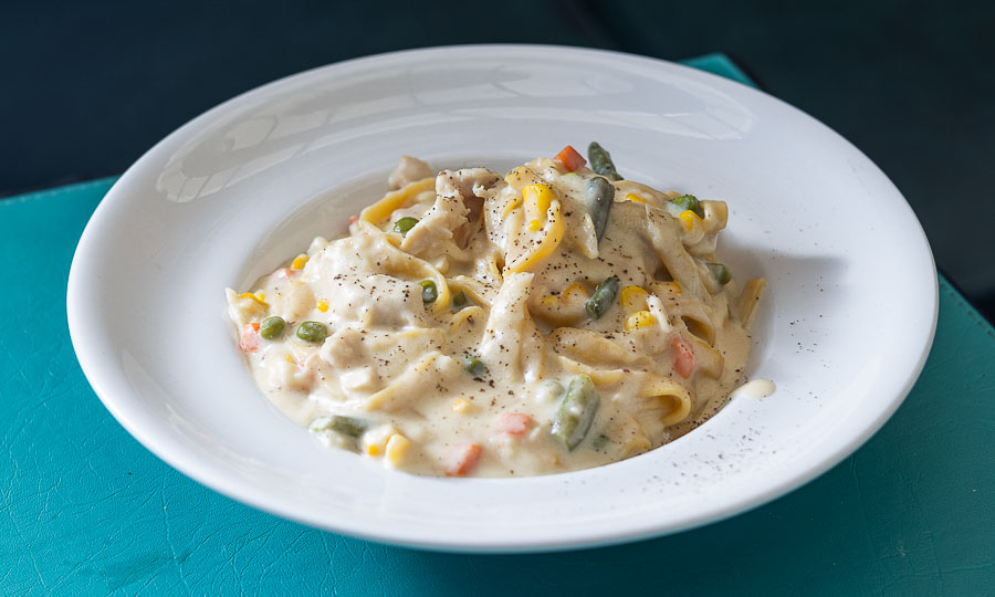 Fetuccini primavera a la rueda de parmesano