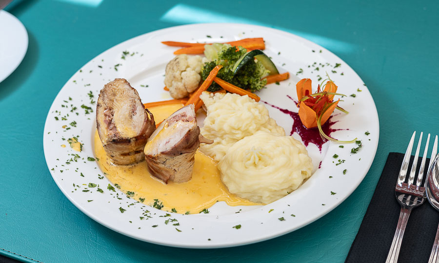 Envoltini de pollo con puré y verduras
