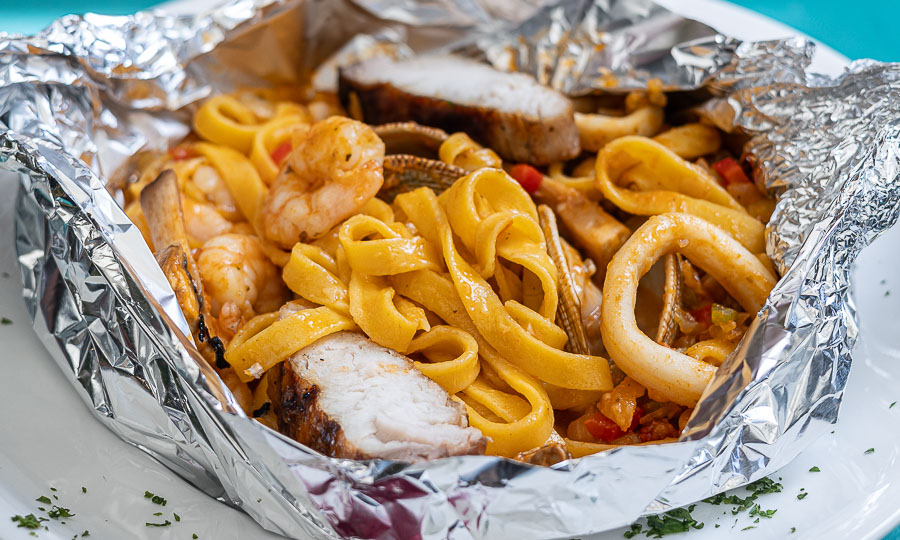 Cartoccio de mariscos con fetuccini