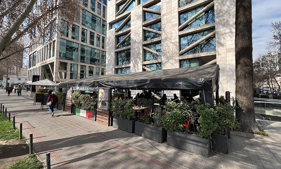Fachada del Restaurante Maniero en Lyon con Andrs Bello - Maniero