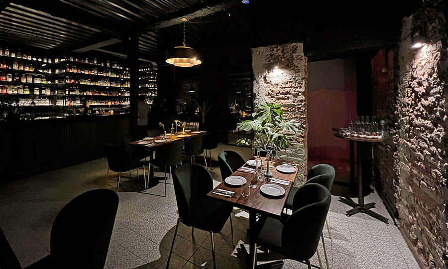 El primer salón de Lola Bar