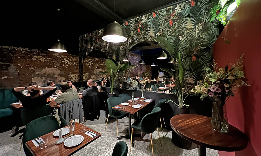 El gran salón interior de Lola Bar