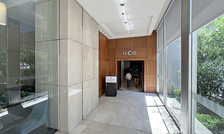 El acceso al restaurante El Cid en el Hotel Sheraton