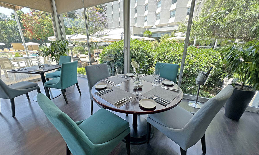 El salón interior de restaurante El Cid