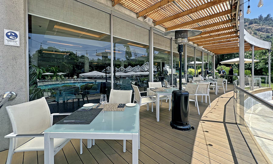 La terraza de El Cid con vista a la piscina del hotel - El Cid Restaurant