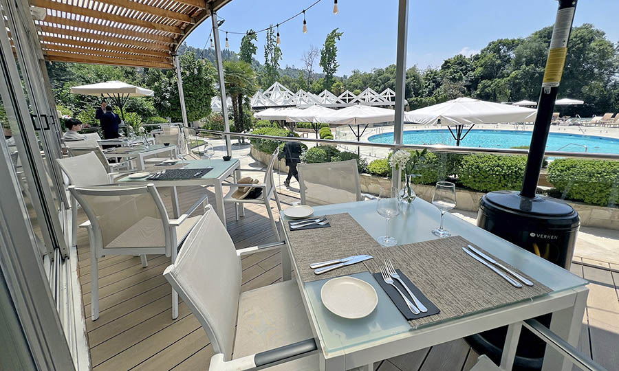 La terraza de El Cid con vista a la piscina del hotel