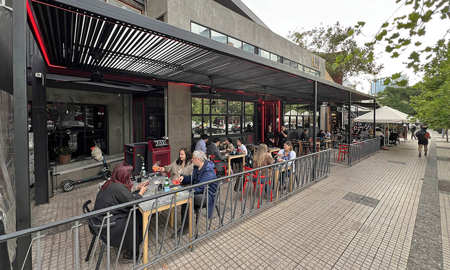 Fachada de restaurante KATO en Isidora Goyenechea