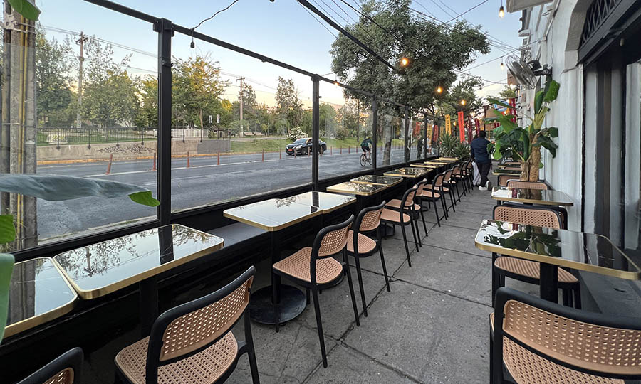 La terraza del primer piso de Rossie la Loca Tobalaba