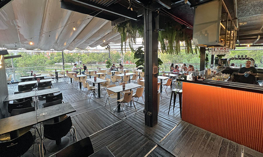 La azotea y terraza del segundo piso de Rossie la Loca Tobalaba - Rossie La Loca - Tobalaba