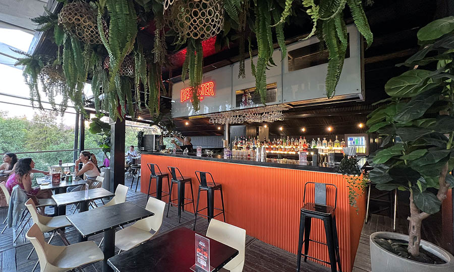 La barra del segundo piso de Rossie la Loca Tobalaba