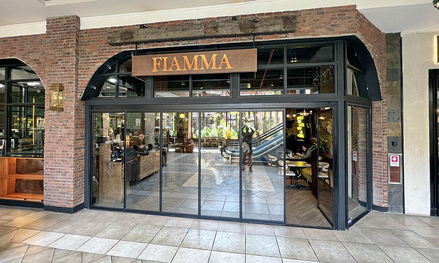 El comedor interior de Fiamma Ristorante