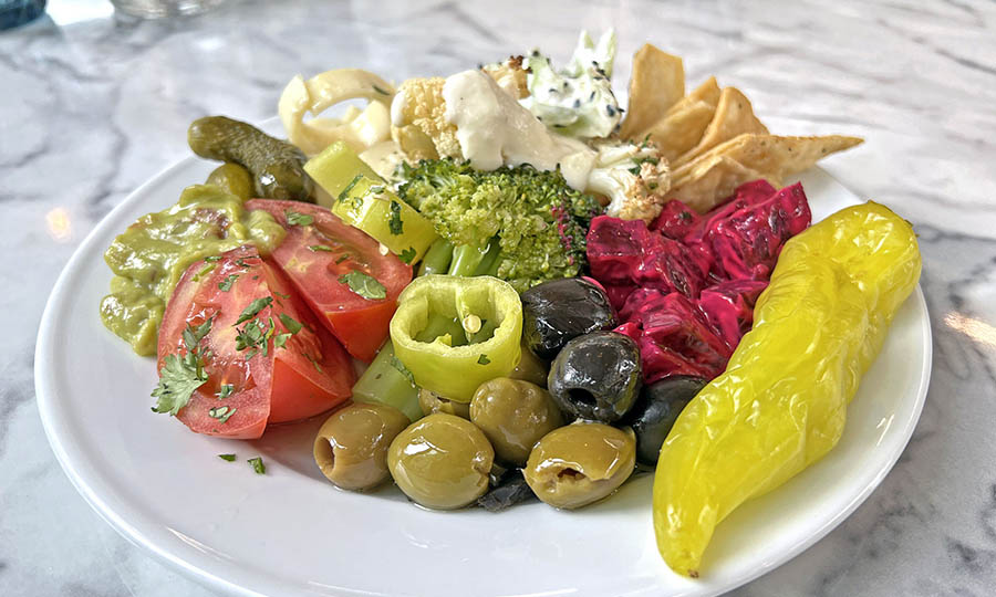 Selecci�n de verduras y encurtidos del bufet de ensaladas