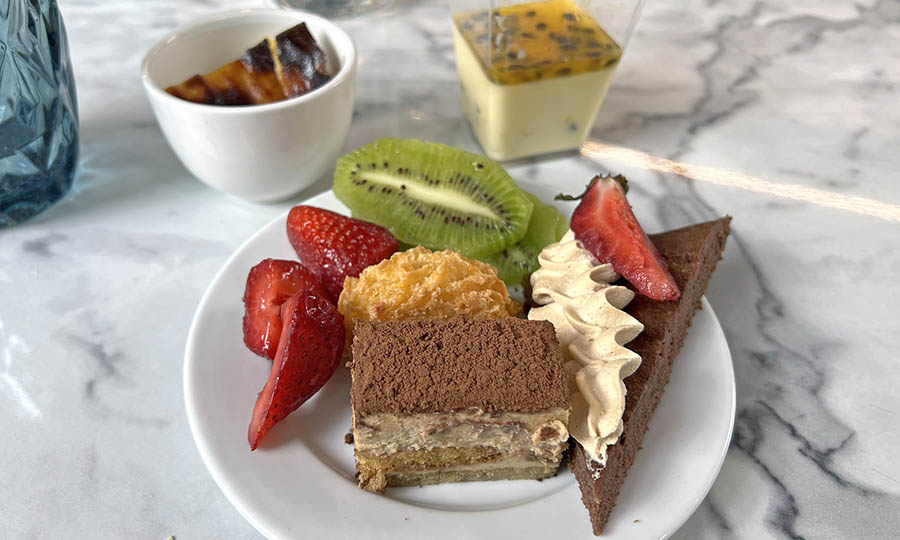 Selecci�n de pasteles y fruta del bufet de postres