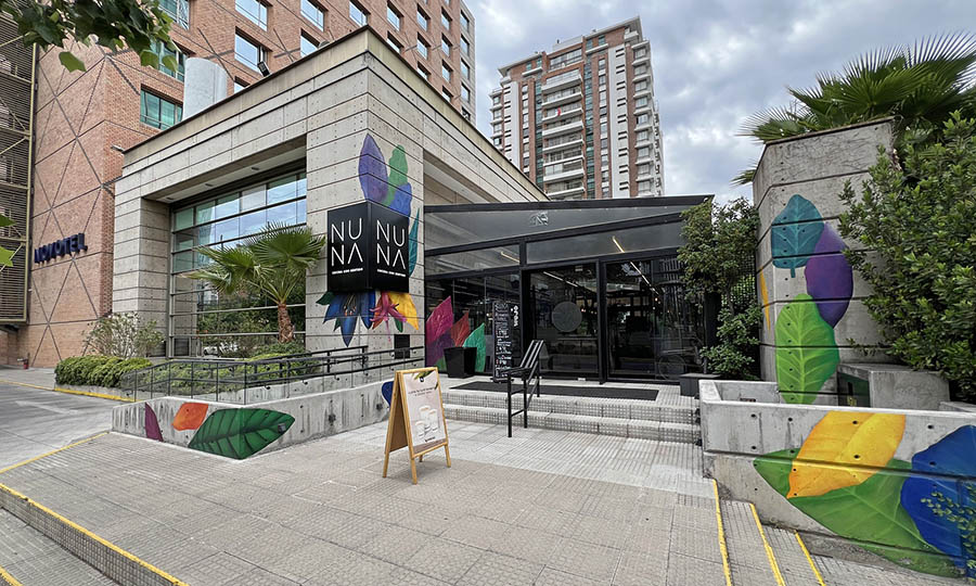 La fachada y acceso directo al Restaurante y Bar NUNA