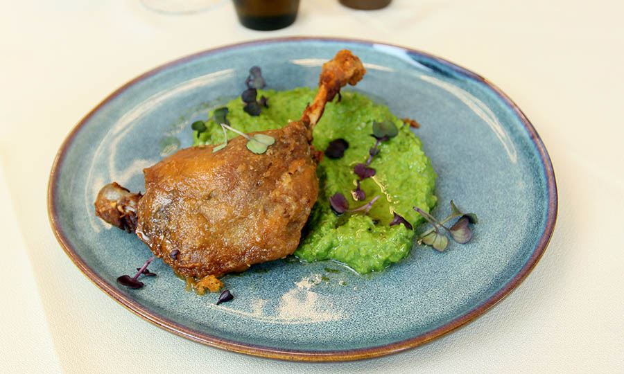 Confit de canard con puré de arvejas