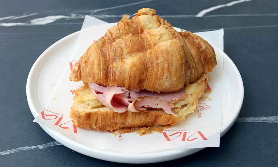 Croissant jam�n queso - V�a Cafetera