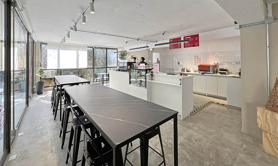 El espacio interior y mesas de V�a Cafetera - V�a Cafetera