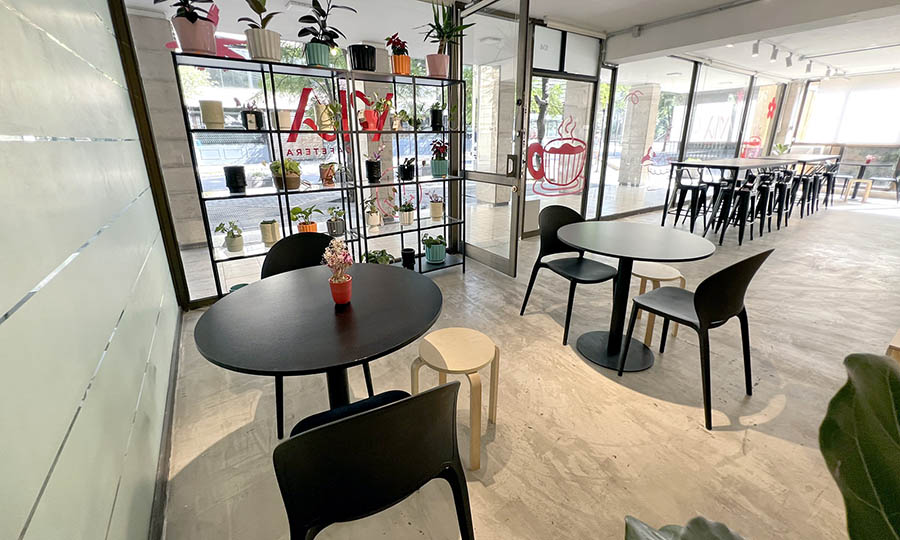 El espacio interior y mesas de V�a Cafetera - V�a Cafetera