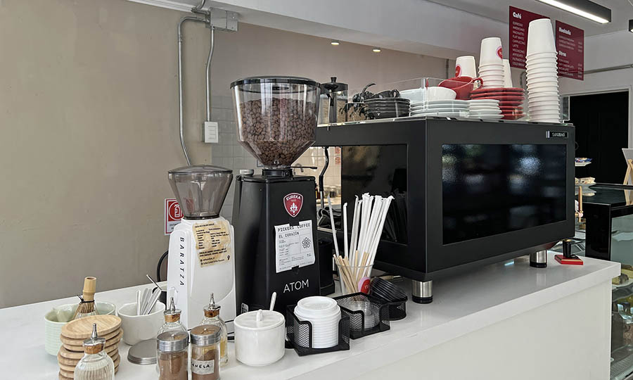 Mes�n vitrina y m�quina de espresso de V�a Cafetera - V�a Cafetera