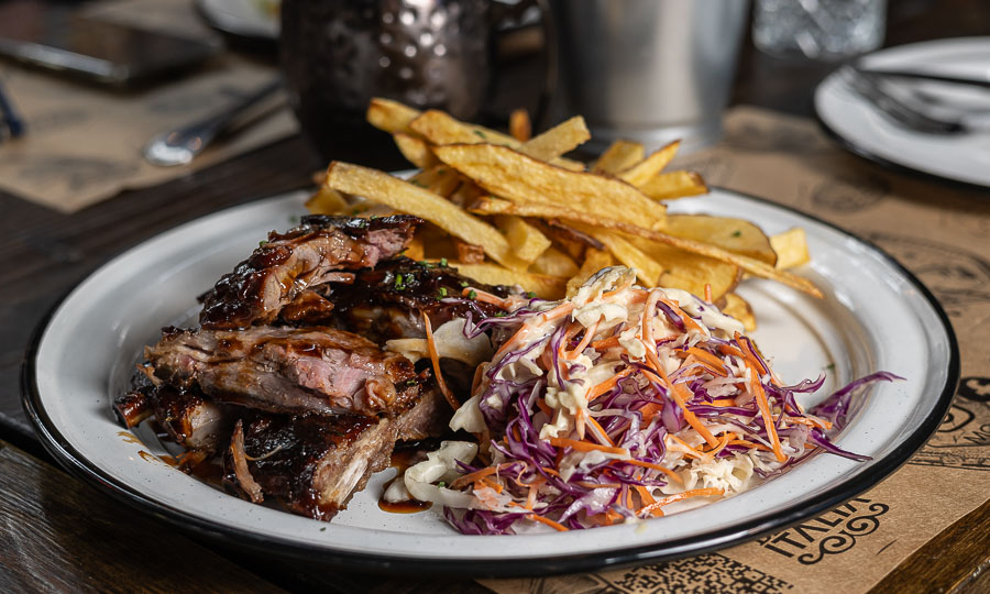 Costillas de cerdo BBQ con coleslaw y papas fritas