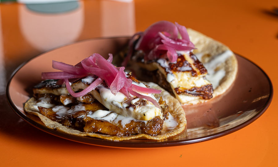 Dos tacos Tacos Papachongo, de plátano y queso halloumi