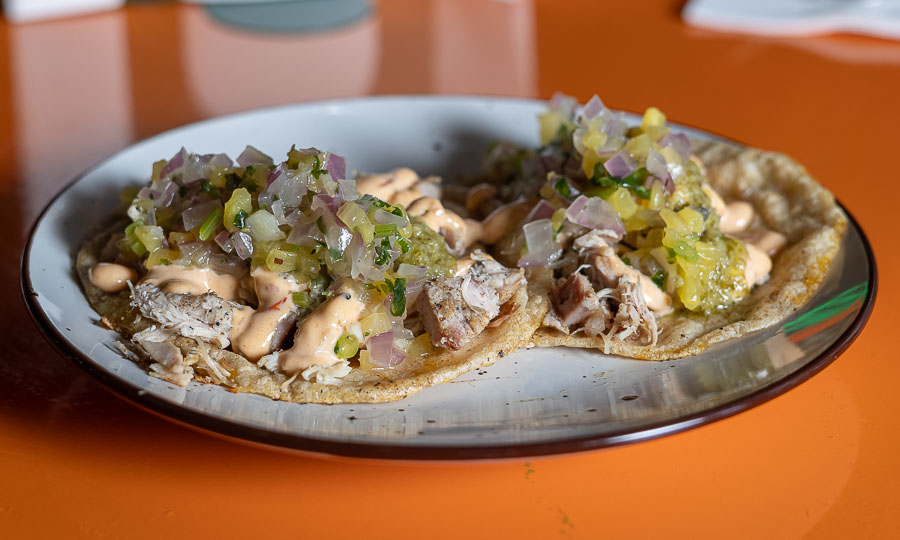 Dos tacos Coronel Sanchez, de pollo, piña y salsa verde