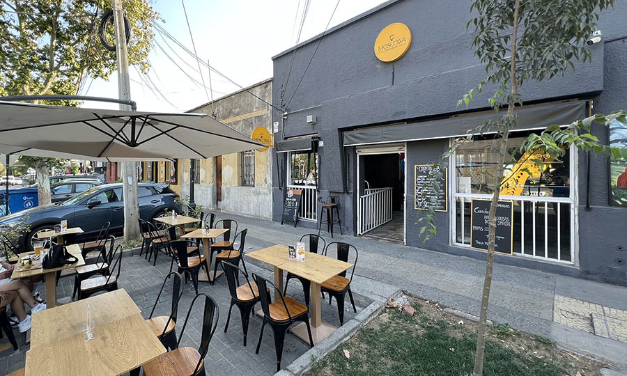 Fachada de Moscowa Restobar en Barrio Italia