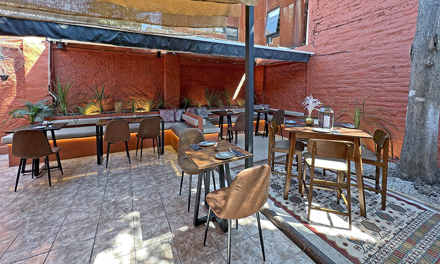La agradable terraza exterior del restaurante Siria