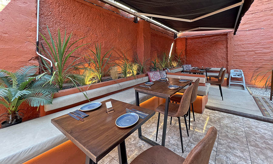 La agradable terraza exterior del restaurante Siria - Siria Restaurant
