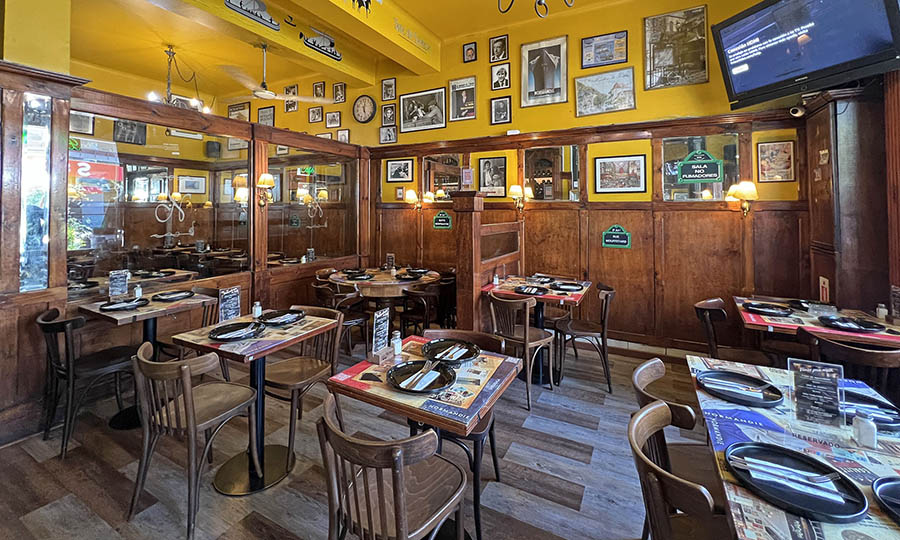 El clsico saln interior del Bar Restaurante Normandie