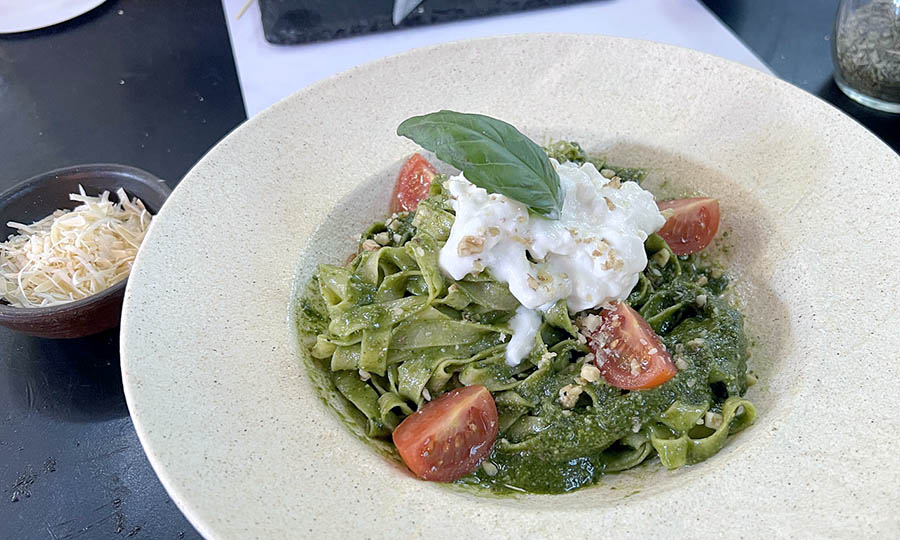 Fettuccine di semola al pesto con stracciatella