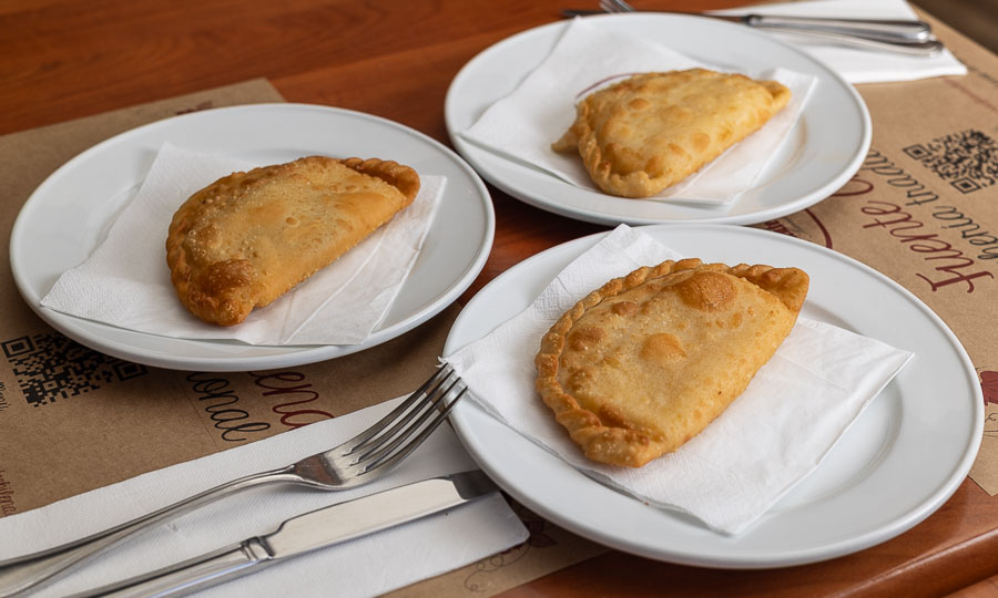 3 empanadas fritas: Queso solo, Camarn queso y Prieta queso