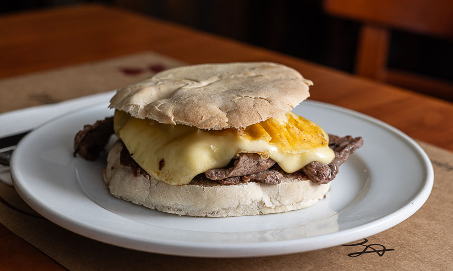 Churrasco queso para el da del queso en la Fiente Chilena
