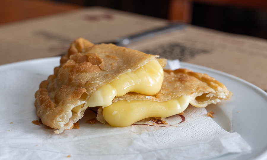 Empanada frita de quesos solo