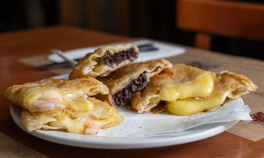3 empanadas fritas: Queso solo, Camarn queso y Prieta queso