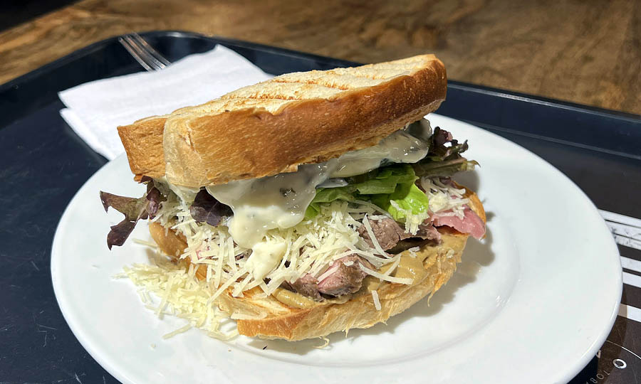 Sandwich Roast Beef con queso parmesano