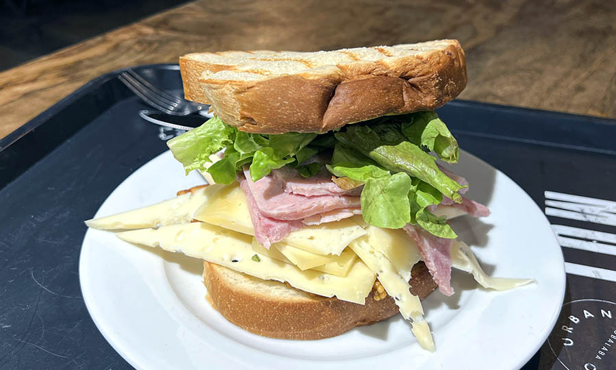 Sandwich Deli de jamón con queso gruyere